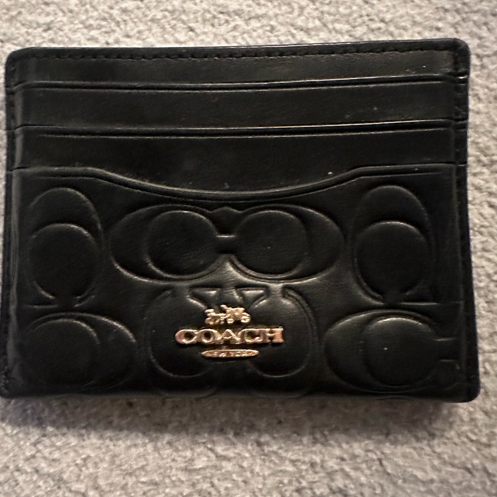 Logo in printed leather Coach card holder.